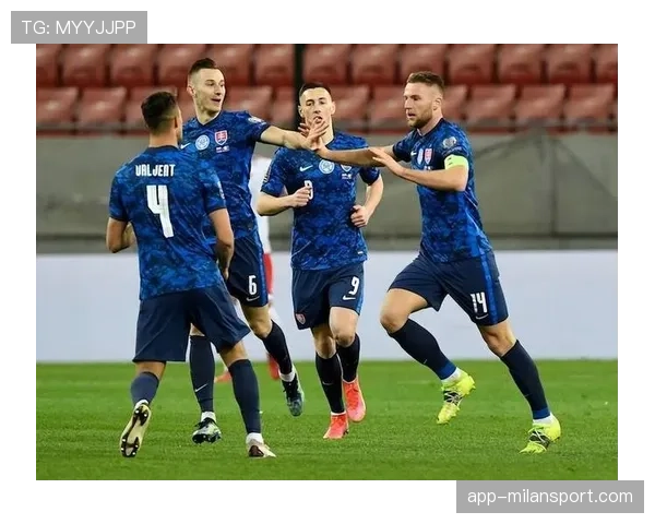 都灵低位防守结合高位逼抢冒险,三后卫体系漏洞频现致保级压力加剧 都灵低位防守结合高位逼抢冒险,三后卫体系漏洞频现致保级压力加剧